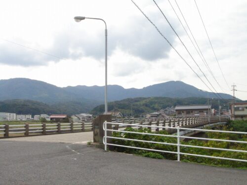 周布橋から望む、大麻山