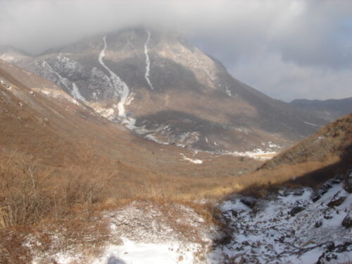 正面は、三股山