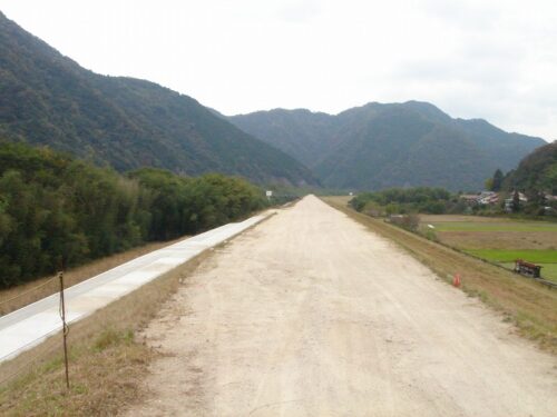 Dsc08871 江の川の堤防