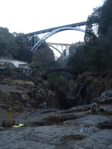 手前が青葉大橋
