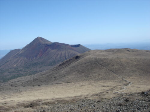 Dsc03496 新燃岳から見る 中岳・高千穂峰
