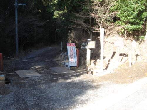 Dsc03504 道しるべが逆方向