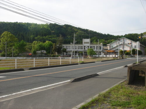 鶴峰小学校前