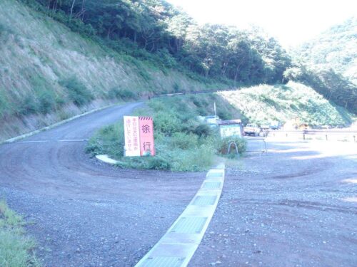 舗装道路林道の拡張工事中