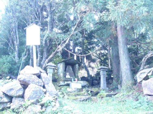 頂上　付近の祠
