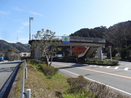 国道に出る