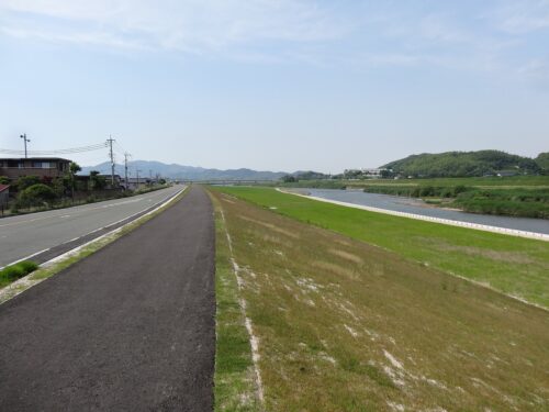 遠賀川沿い土手