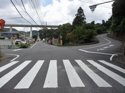 高架橋を潜る