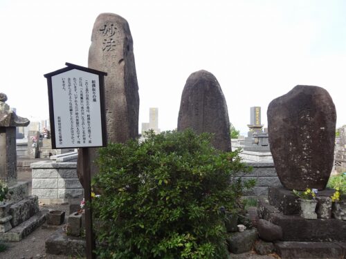 相撲取りの墓
