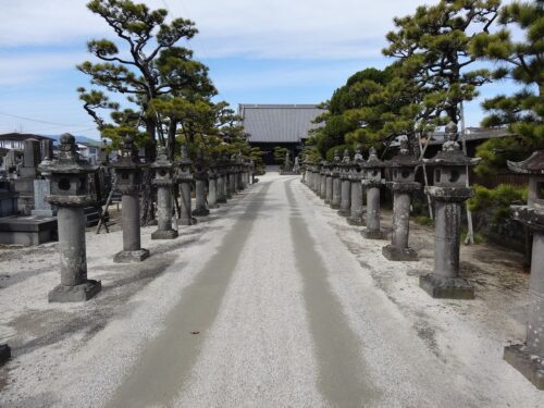本行寺 (江藤新平の墓)