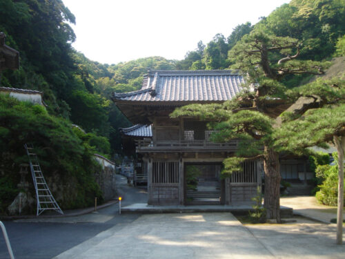 恵珖寺の前