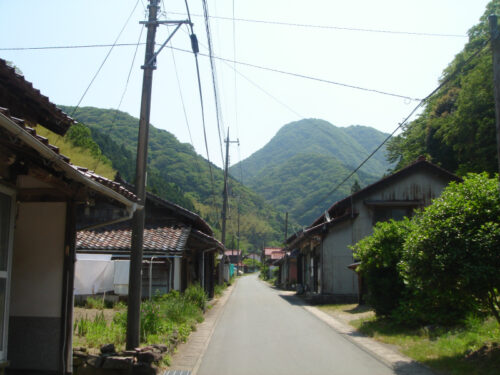 Dsc00254 西田から望む 矢滝城山