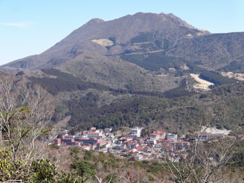 雲仙岳とゴルフ場と温泉街