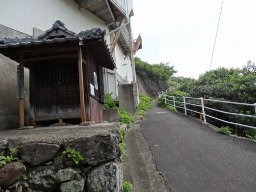 大師堂脇を国道へ