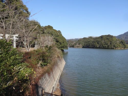 焼米池と海童神社