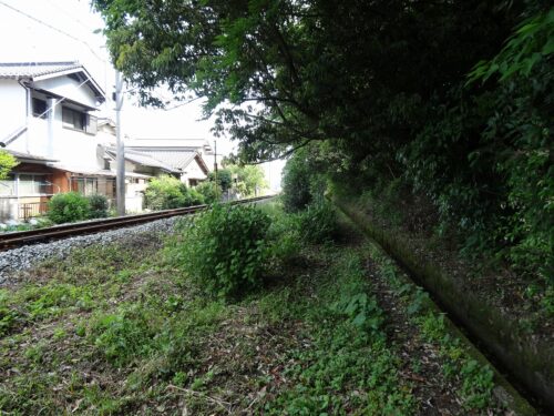 線路沿いを歩く