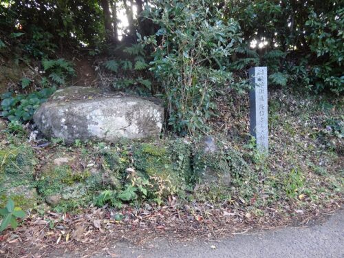隆信さんの腰掛け石