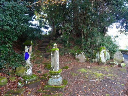 Dsc02572 放生池畔の石塔群