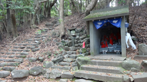 下り道にある祠