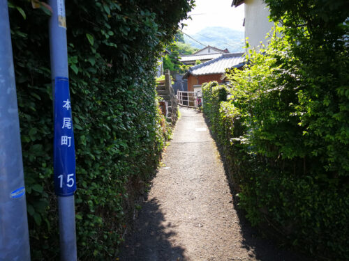 路地道を歩く