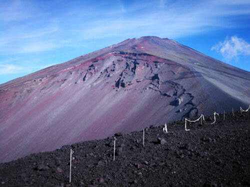 宝永山第一火口跡と富士山頂