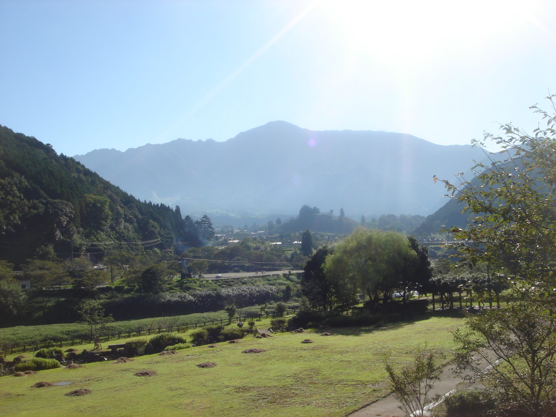 湯山温泉郷から望む 市房山
