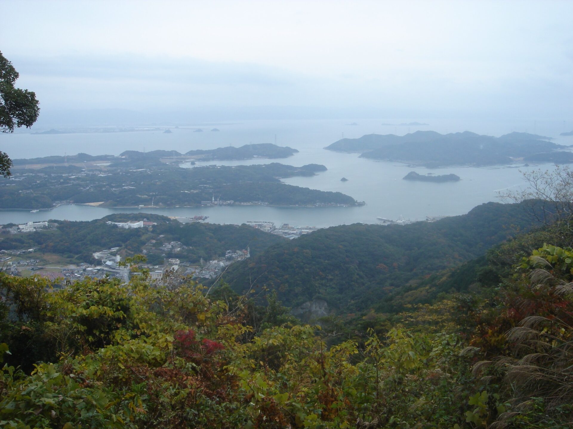三角岳から見る 三角港