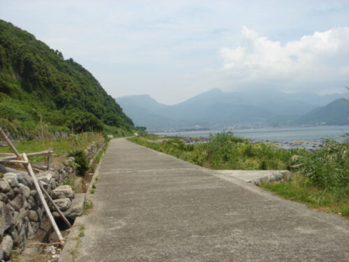 鉄道跡の海岸線を歩く