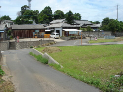 県道を渡る