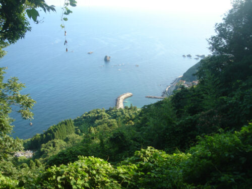 Dsc01342 烏帽子岩と魚瀬漁港を望む