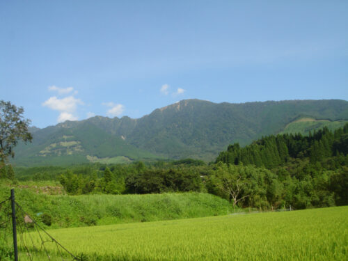 Dsc01707 湯山地区から見る市房山