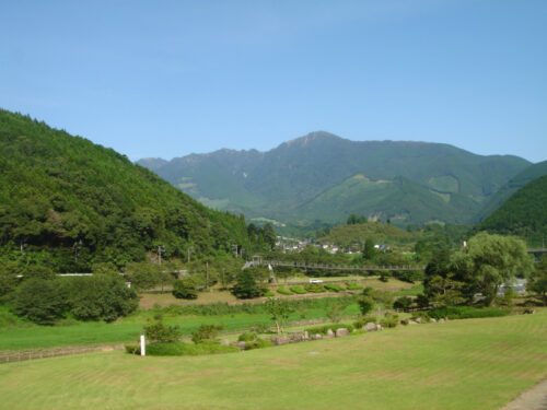 Dsc01713 市房ダム上流の公園から眺める市房山