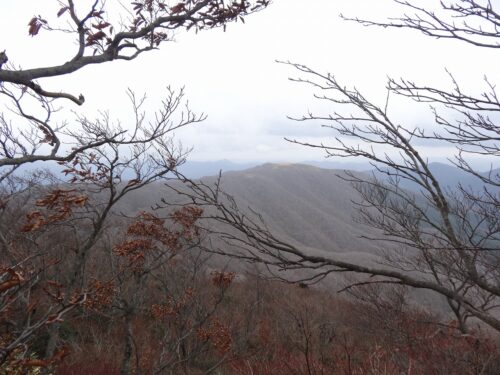 Dsc00813 山頂から見る、竜王山1255.8m