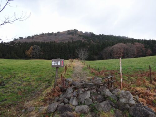 Dsc00848 スキー場横の登山口