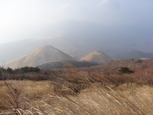 Dsc01130 飯盛ヶ城(1067m)を望む
