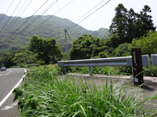 Dsc02492 トンネル出口の道しるべ