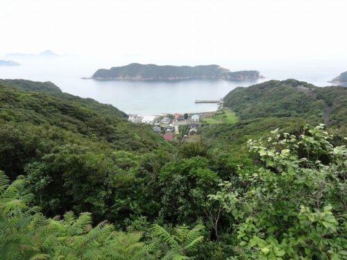 頭ヶ島教会の集落とロクロ島