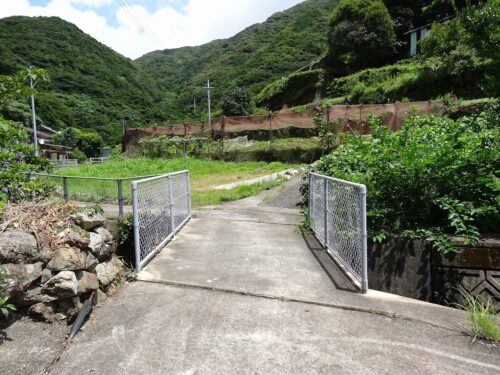 川沿いを歩く