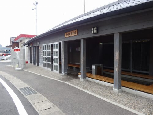 Dsc04215 荒川温泉足湯前がバス停