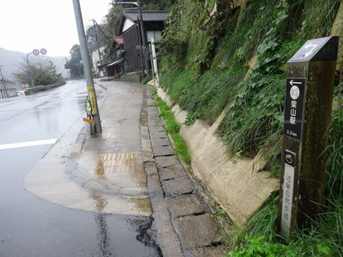 Dsc05723 JR柴山駅への道しるべ