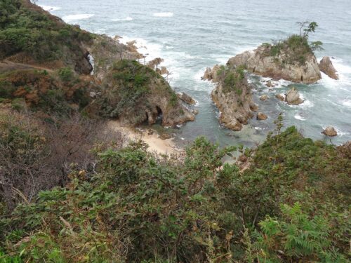 県道からの鴨の磯海岸