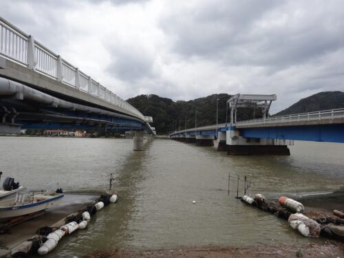 円山川に架かる港大橋