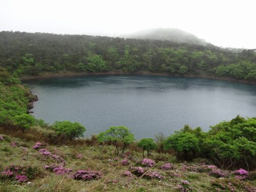 硫黄山登山口の不動池