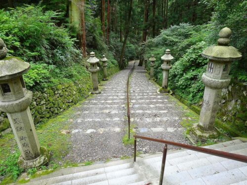 釈迦堂へ下る石段