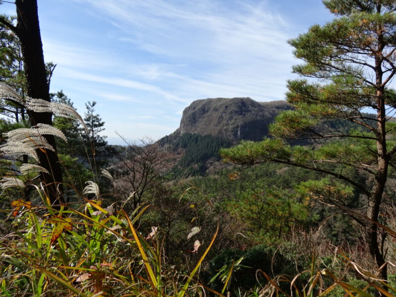 まんじゅう石から望む万年山