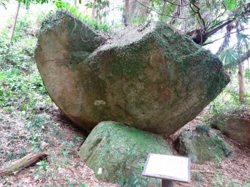 登山道は奇岩石