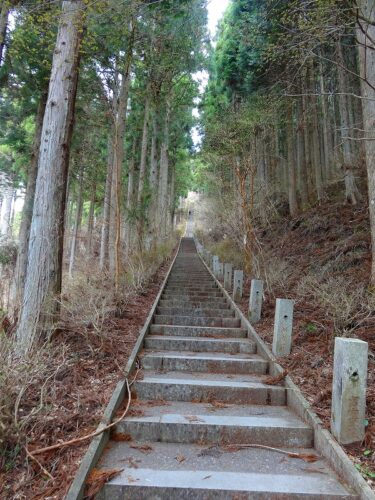 石割神社へ上る階段４０３段