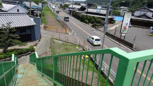 歩道橋を渡る