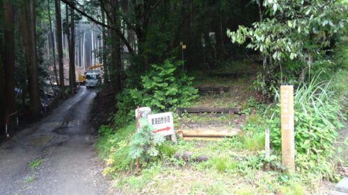 Dsc07371 トンネル出口の山道