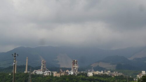 梅雨の曇り空で藤原岳かすむ